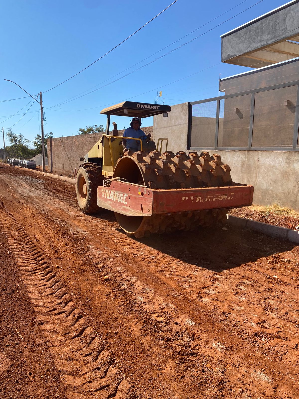 Terraplanagem com rolo compactador em obra MarQ